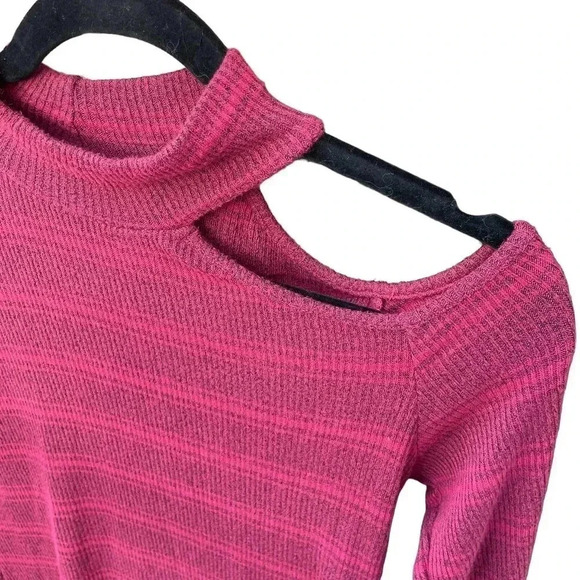 Scripted Cut Out Fitted Long Sleeve Top - Picture 2 of 6